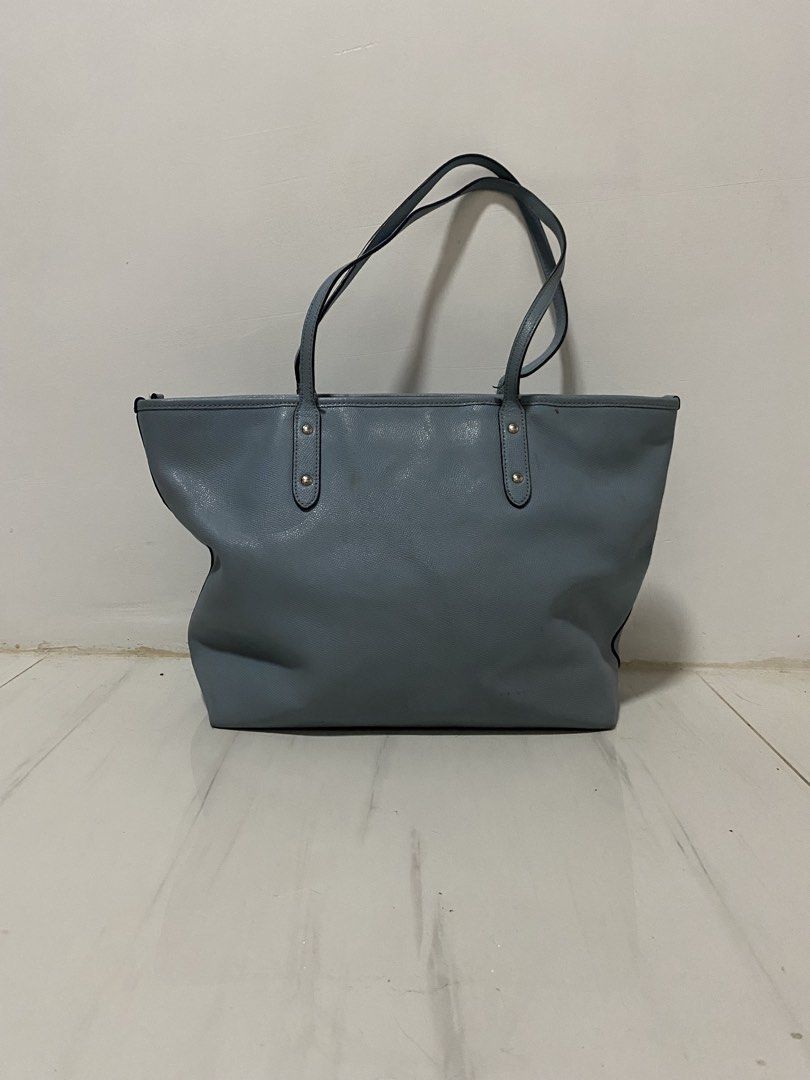Coach Crossgrain Leather City Zip Tote (Category: Luxury Bags & Wallets) located in Manila. Submitted by morsgotthrift (Listing ID 1470501423, Image 2). Description: Coach Crossgrain Leather City Zip Tote Authentic issue: Need cleaning and minimal signs of usage in handle 800+sf.