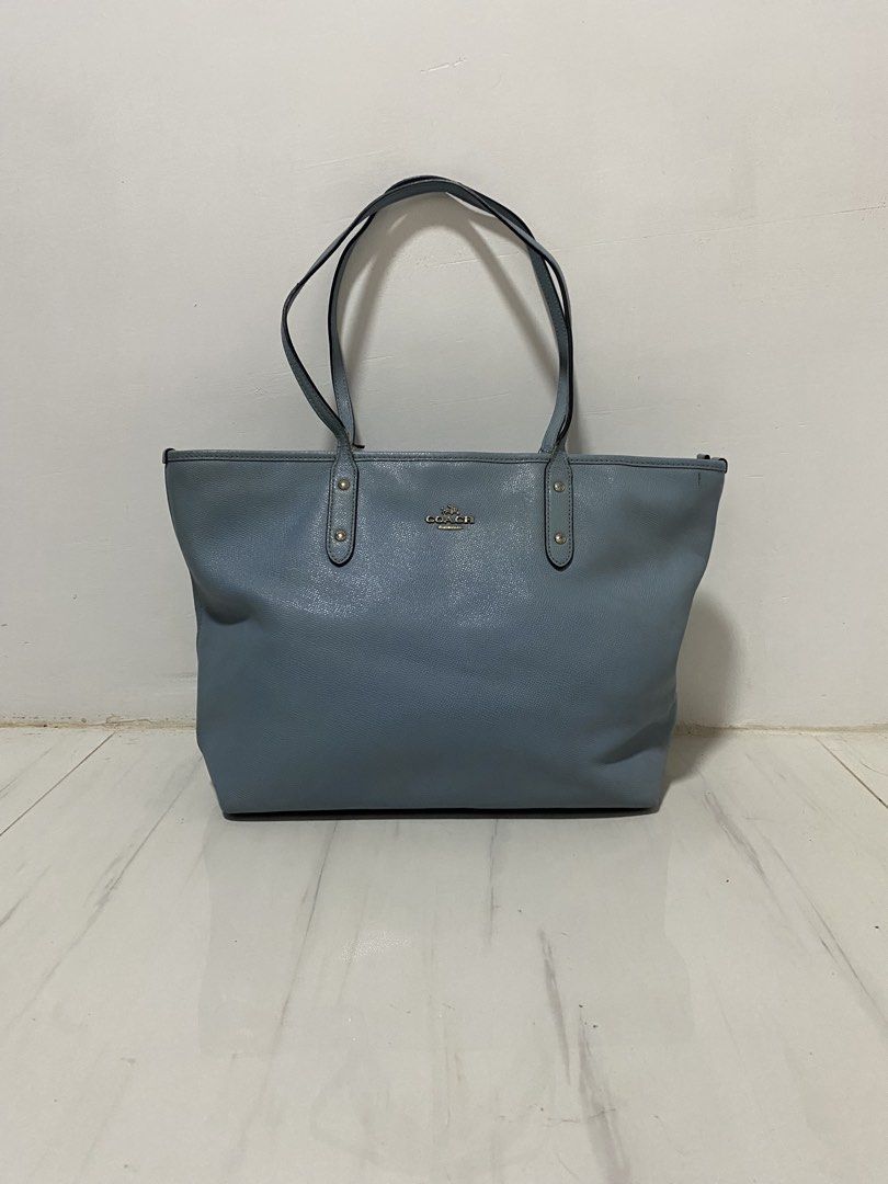 Coach Crossgrain Leather City Zip Tote (Category: Luxury Bags & Wallets) located in Manila. Submitted by morsgotthrift (Listing ID 1470501423, Image 1). Description: Coach Crossgrain Leather City Zip Tote Authentic issue: Need cleaning and minimal signs of usage in handle 800+sf.