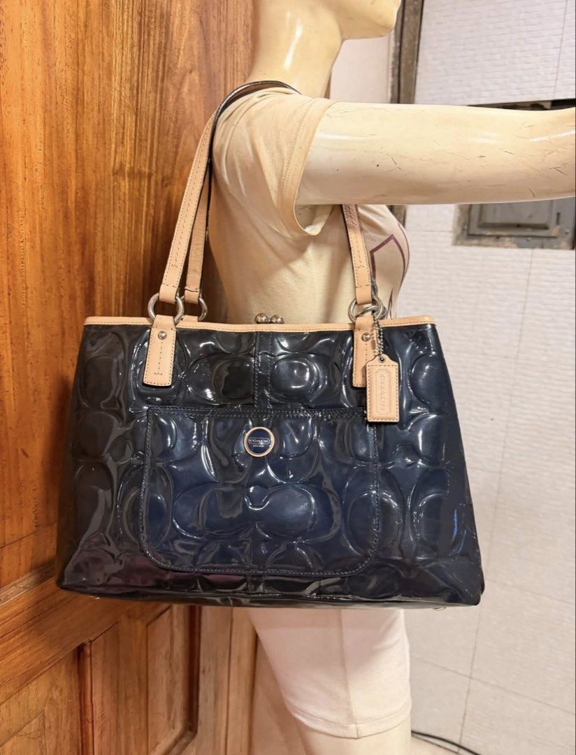 Coach Gallery Tote Bag (Category: Luxury Bags & Wallets) located in Mati. Submitted by yukilux_ (Listing ID 1470497174, Image 1). Description: This is a Coach Gallery / Signature embossed patent leather tote (style C1376-F25437). Details • Style number: C1376-F25437 (shown on the interior creed patch). • Type: Medium tote / shoulder bag with dual handles and a metal frame/kiss-lock top. • Material: Glossy navy blue patent leather with an all-over