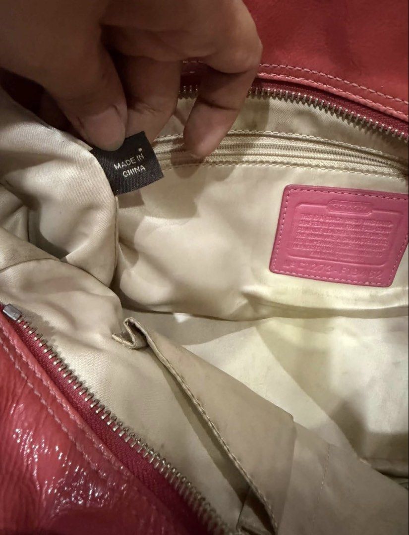 Coach Gallery Tote Bag (Category: Luxury Bags & Wallets) located in Mati. Submitted by yukilux_ (Listing ID 1470480161, Image 2). Description: .
