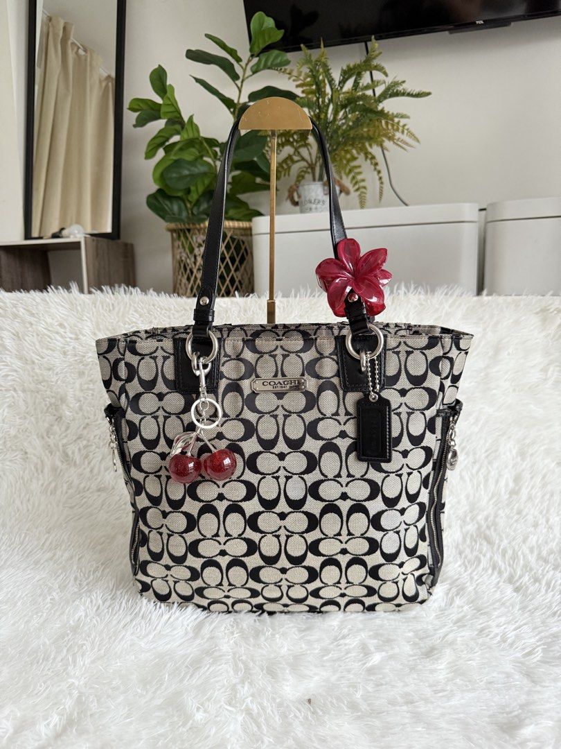 Coach Gallery Tote Signature (Category: Shoulder Bags) located in Pavia. Submitted by kris0025 (Listing ID 1470369430, Image 1). Description: Rank A -no issues -large size -Will send pics via pm po to avoid being used for scams -don't hesitate to ask even if you're not sure kung bibili ka.