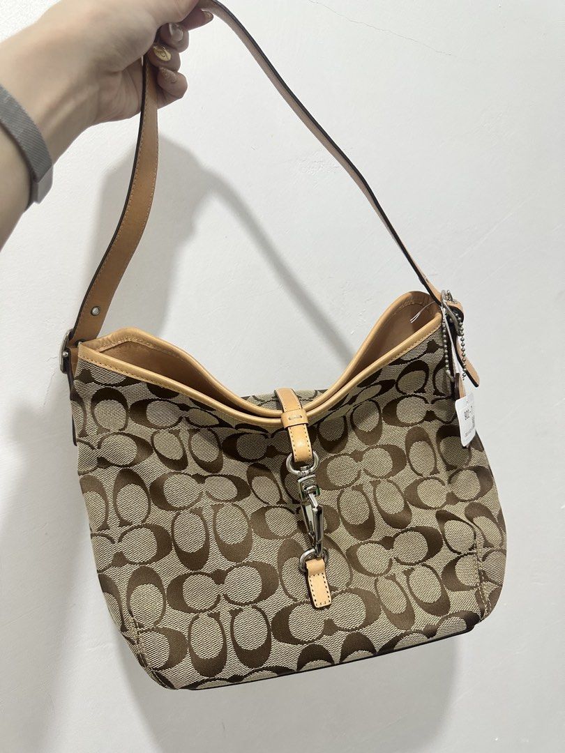 Coach hampton (Category: Luxury Bags & Wallets) located in Cavite. Submitted by aljennaaaa (Listing ID 1470543486, Image 1). Description: Super linis, the canvas is good condition.