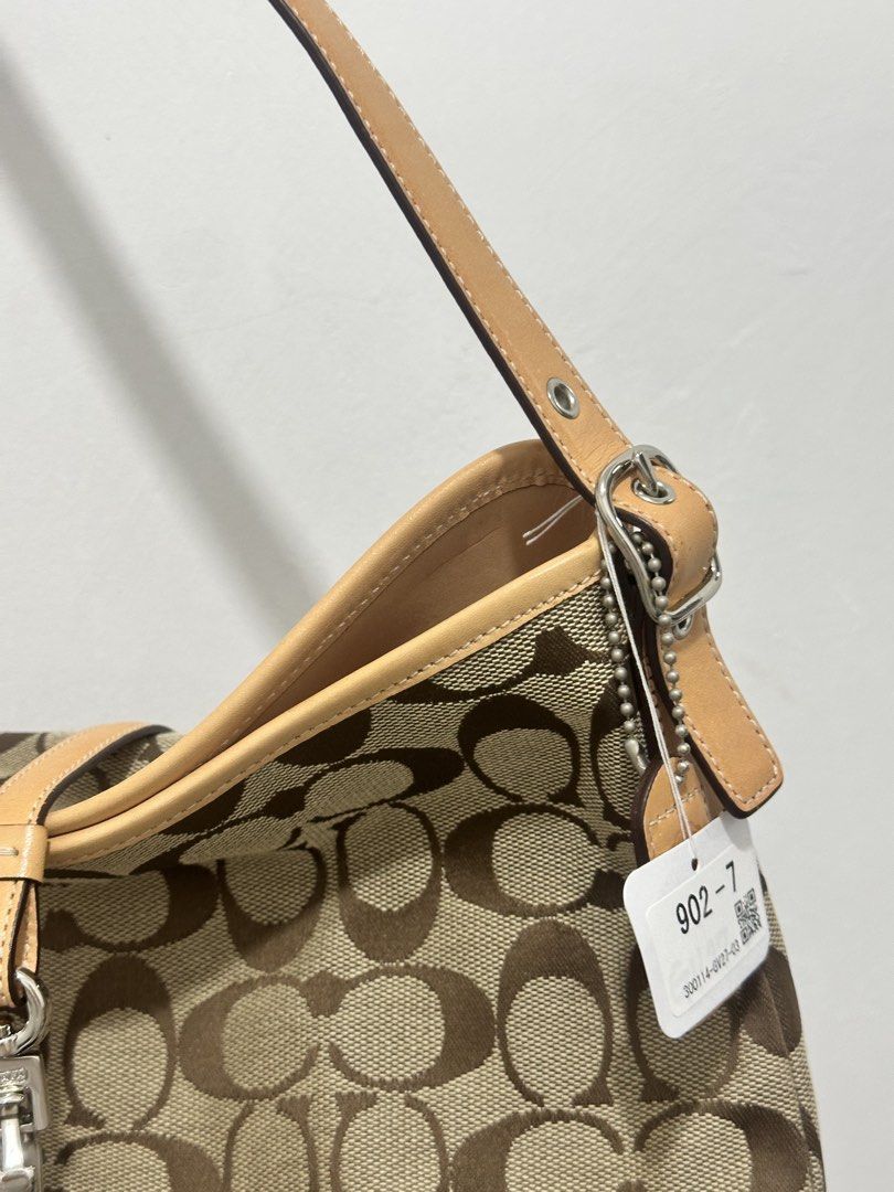 Coach hampton (Category: Luxury Bags & Wallets) located in Cavite. Submitted by aljennaaaa (Listing ID 1470543486, Image 3). Description: Super linis, the canvas is good condition.