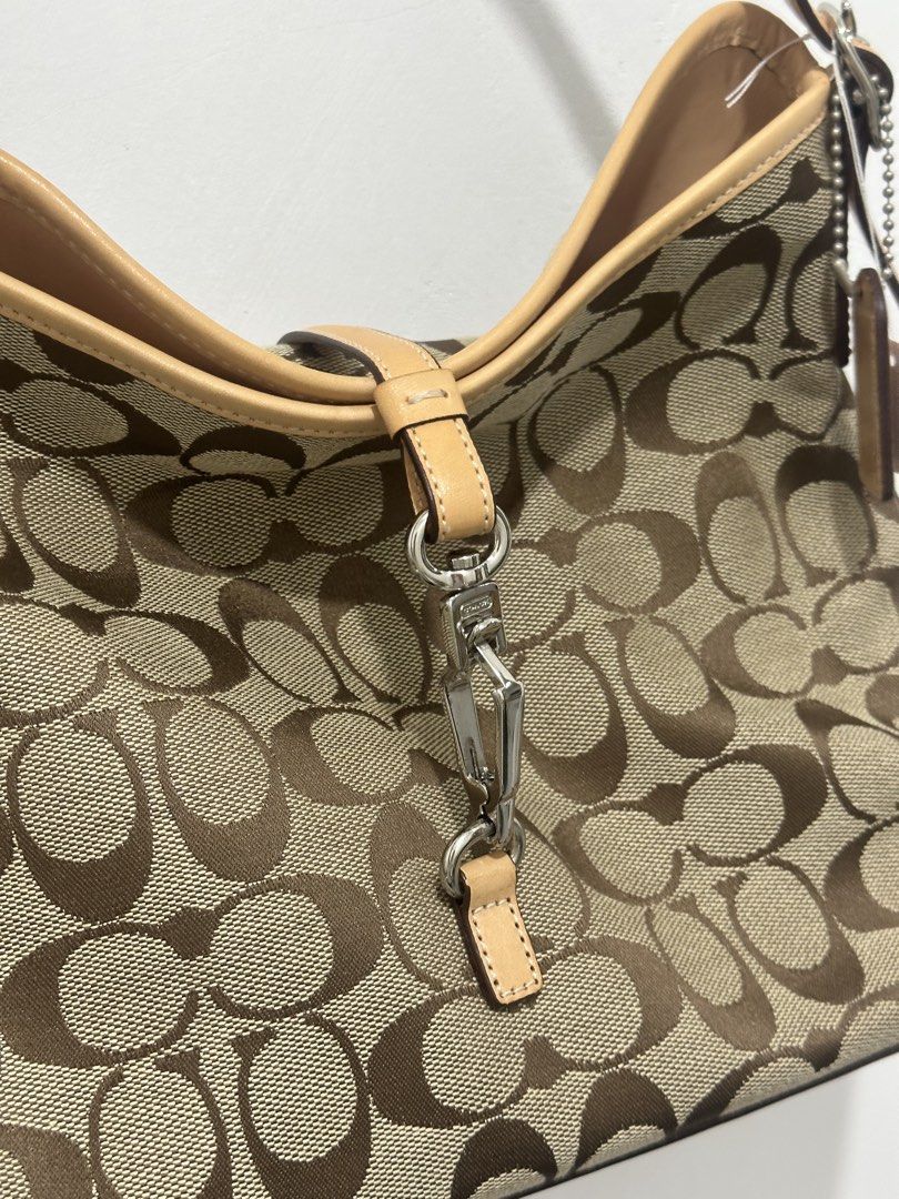 Coach hampton (Category: Luxury Bags & Wallets) located in Cavite. Submitted by aljennaaaa (Listing ID 1470543486, Image 2). Description: Super linis, the canvas is good condition.