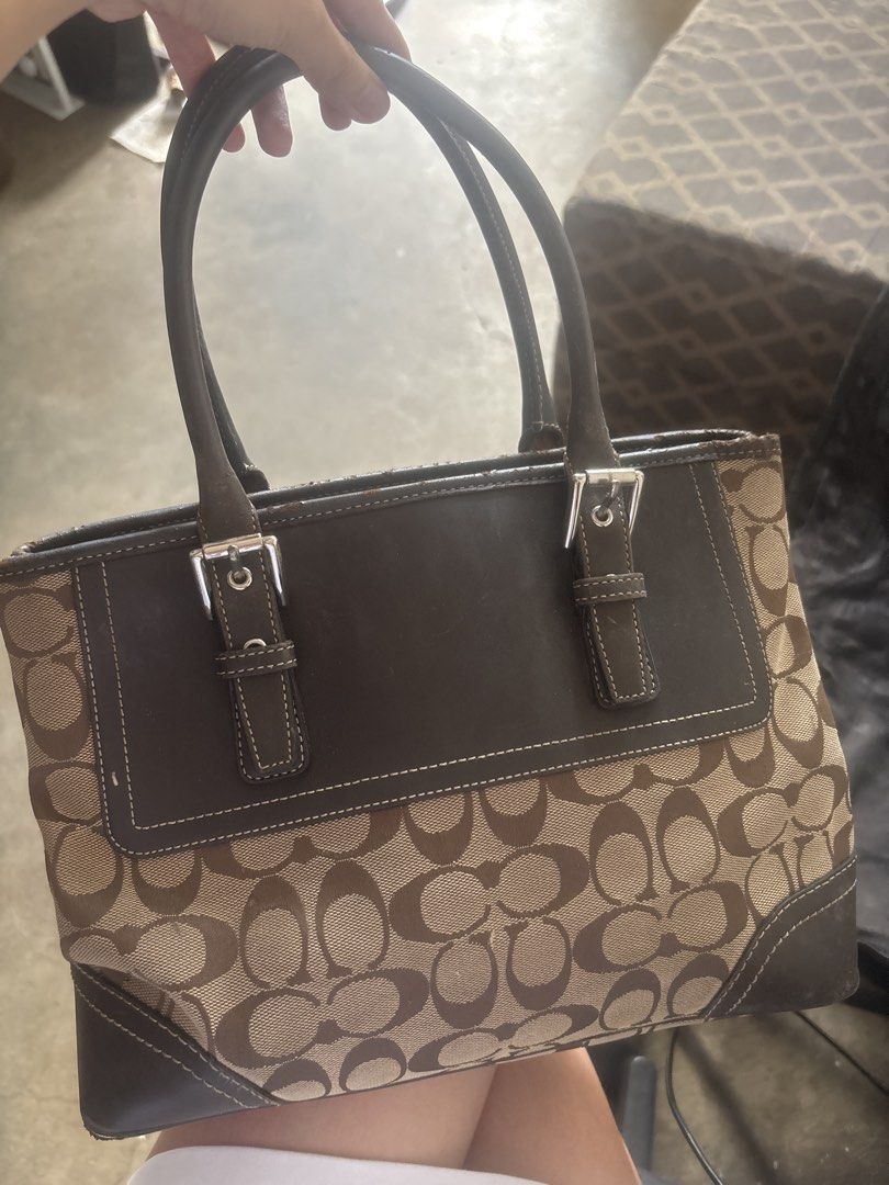 Coach Hampton Handbag (Category: Luxury Bags & Wallets) located in Makati City. Submitted by anya.miaw (Listing ID 1470370287, Image 1). Description: natatampak lang & not my style may bakbak sa taas kasi natatambak lang siya.