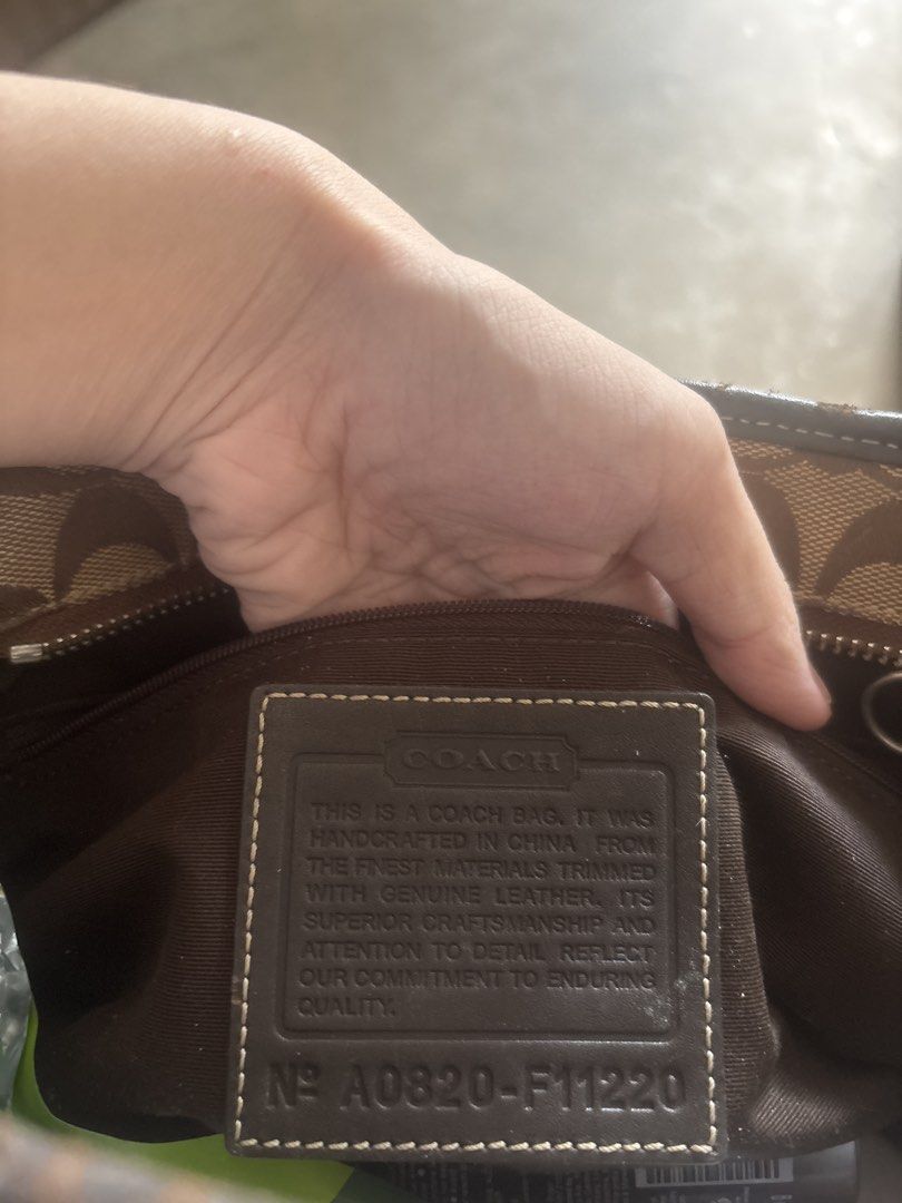 Coach Hampton Handbag (Category: Luxury Bags & Wallets) located in Makati City. Submitted by anya.miaw (Listing ID 1470370287, Image 2). Description: natatampak lang & not my style may bakbak sa taas kasi natatambak lang siya.