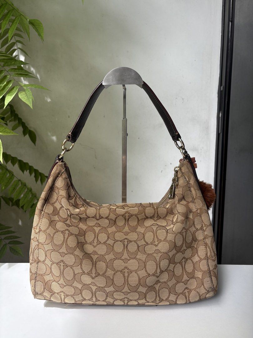 Coach Hobo Bag (2017) (Category: Shoulder Bags) located in Caloocan City. Submitted by kayeannvo1024 (Listing ID 1470366337, Image 2). Description: Has minimal rubs on corner, some dirt on canvas, minimal issue on rubber linings .