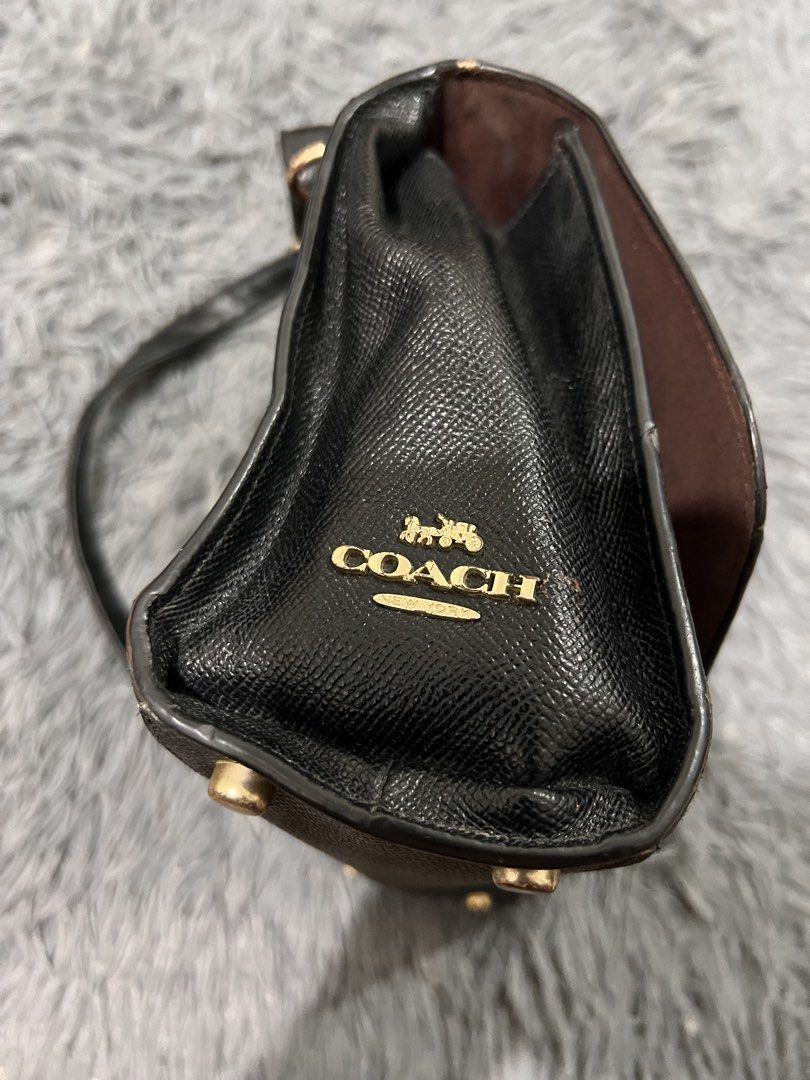 Coach Leather Top handle crossbody bag (Category: Luxury Bags & Wallets) located in San Pedro. Submitted by _eyamarieii (Listing ID 1470497837, Image 3). Description: Issue: Sling not OG and rubber lining see last pictures.