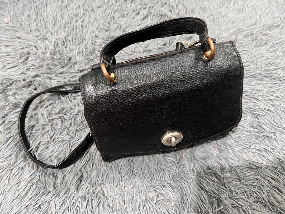 Coach Leather Top handle crossbody bag (Category: Luxury Bags & Wallets) located in San Pedro. Submitted by _eyamarieii (Listing ID 1470497837, Image 1). Description: Issue: Sling not OG and rubber lining see last pictures.