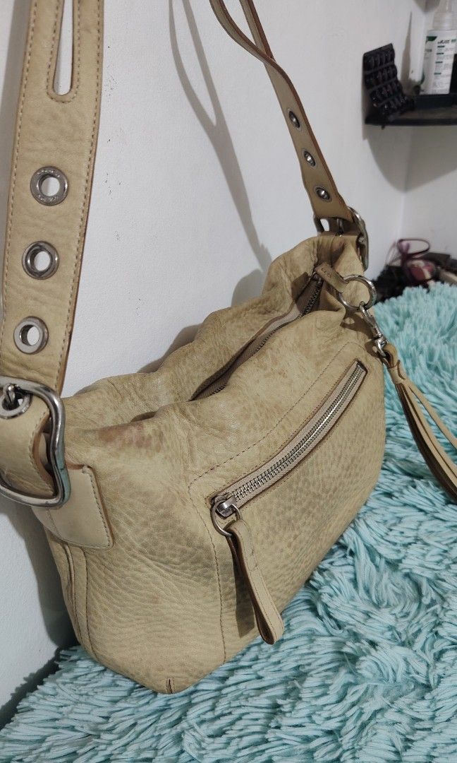 Coach legacy hobo bag (Category: Shoulder Bags) located in Quezon City. Submitted by thriftmo19 (Listing ID 1470530651, Image 3). Description: Good conditjon with some watermarks Need to be clean See all photos 600 only.