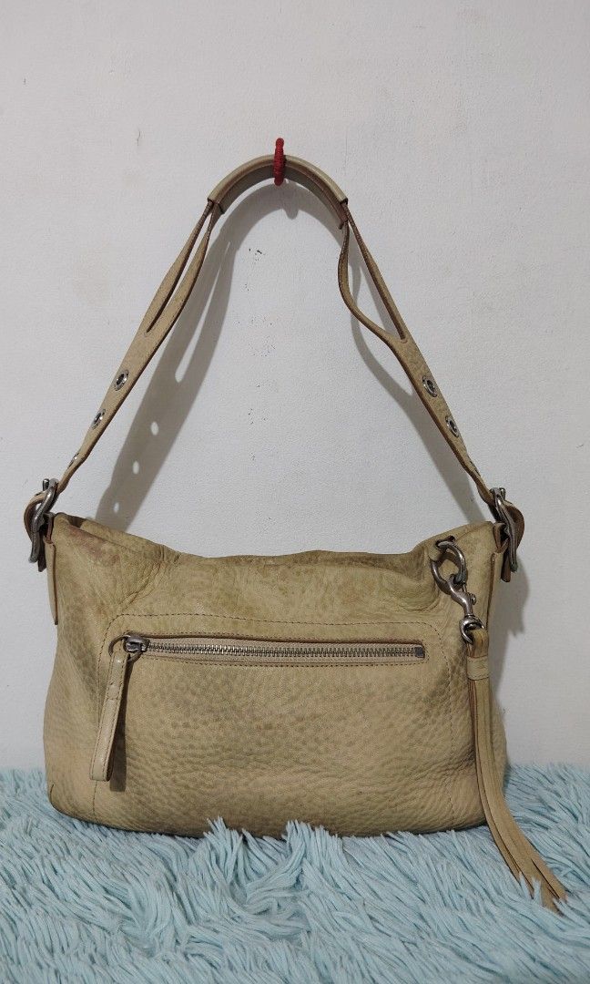 Coach legacy hobo bag (Category: Shoulder Bags) located in Quezon City. Submitted by thriftmo19 (Listing ID 1470530651, Image 1). Description: Good conditjon with some watermarks Need to be clean See all photos 600 only.