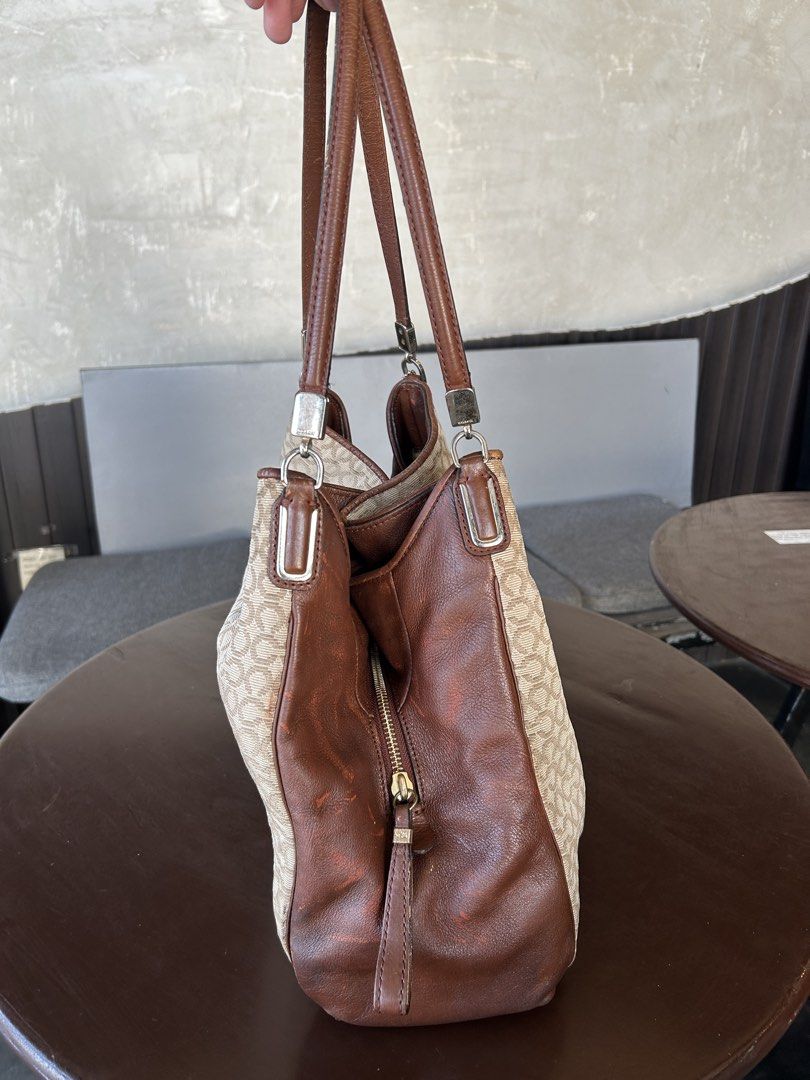 Coach Madison Phoebe (Category: Luxury Bags & Wallets) located in Santa Rosa. Submitted by feldy.moon (Listing ID 1470404096, Image 3). Description: Negotiable pm for more pics detailed .
