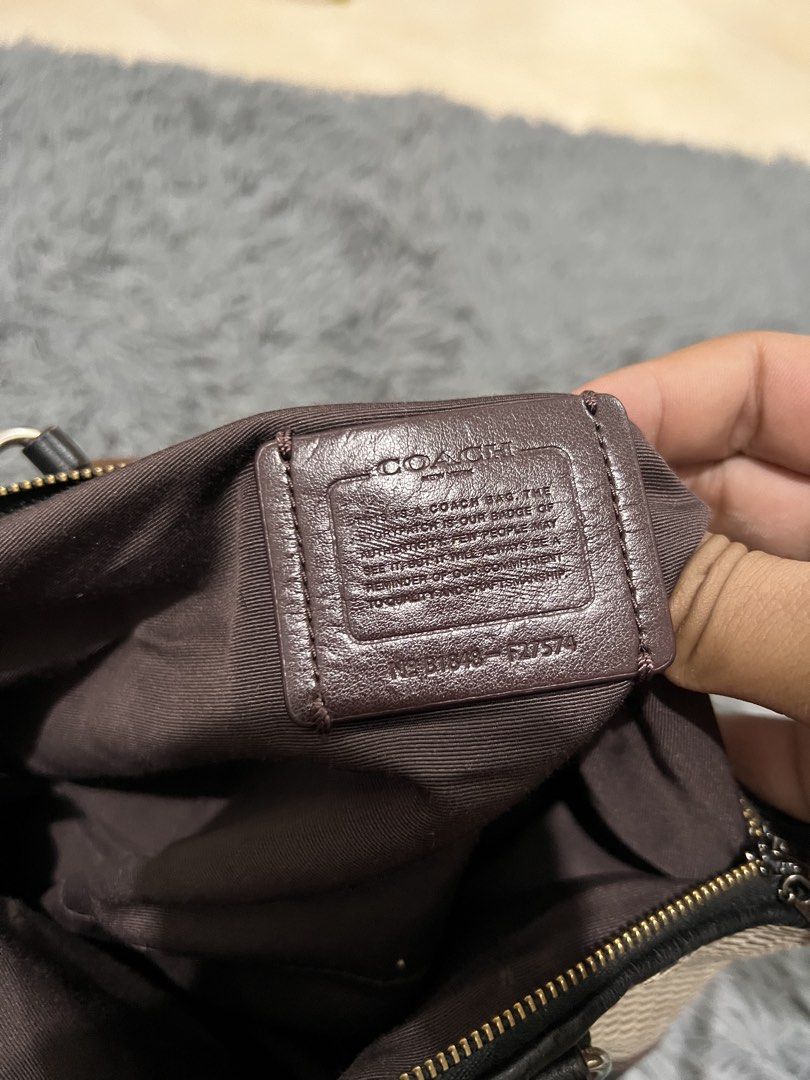 Coach Mini Kelsey Legacy (Category: Luxury Bags & Wallets) located in San Pedro. Submitted by _eyamarieii (Listing ID 1470498309, Image 3). Description: Issue: Restitch sa likod, rubs and crack sa rubber lining see last photos na lang po.