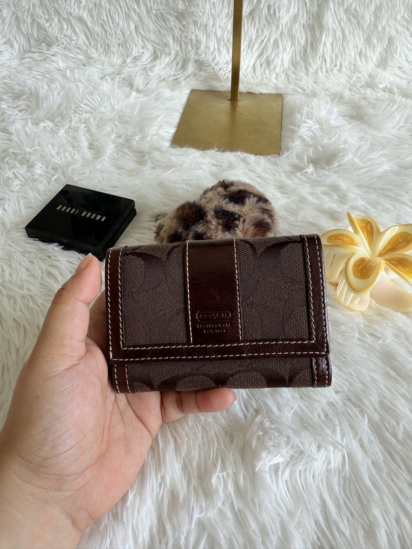 Coach Mini trifold wallet (Category: Shoulder Bags) located in Pavia. Submitted by kris0025 (Listing ID 1470368186, Image 1). Description: Rank S -rare color -No flaws -Will send pics via pm po to avoid being used for scams -don't hesitate to ask even if you're not sure kung bibili ka.
