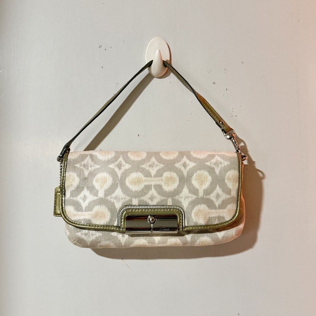 Coach Op Art Signature Bag (Category: Luxury Bags & Wallets) located in Cavite. Submitted by vintage.bratz (Listing ID 1470533412, Image 1). Description: • Authentic Coach • Unique and eye-catching design • No issues, ready to use • Well-maintained and in good condition • Perfect for everyday use or vintage bag lovers.