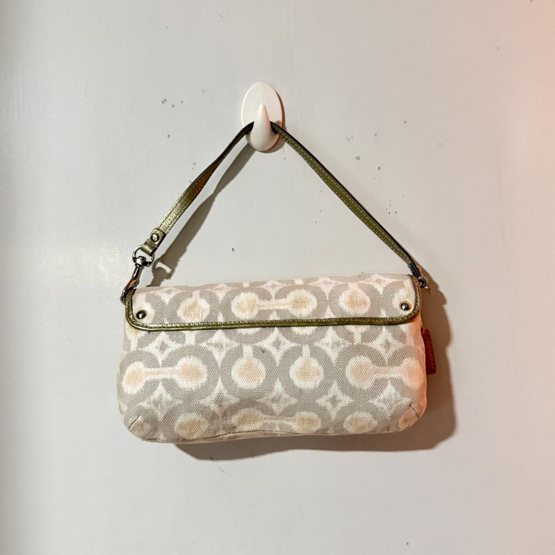 Coach Op Art Signature Bag (Category: Luxury Bags & Wallets) located in Cavite. Submitted by vintage.bratz (Listing ID 1470533412, Image 3). Description: • Authentic Coach • Unique and eye-catching design • No issues, ready to use • Well-maintained and in good condition • Perfect for everyday use or vintage bag lovers.