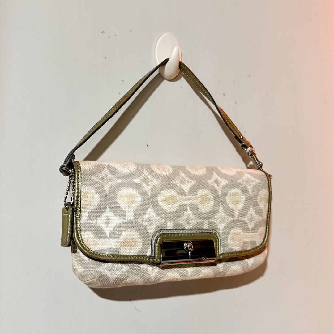 Coach Op Art Signature Bag (Category: Luxury Bags & Wallets) located in Cavite. Submitted by vintage.bratz (Listing ID 1470533412, Image 2). Description: • Authentic Coach • Unique and eye-catching design • No issues, ready to use • Well-maintained and in good condition • Perfect for everyday use or vintage bag lovers.