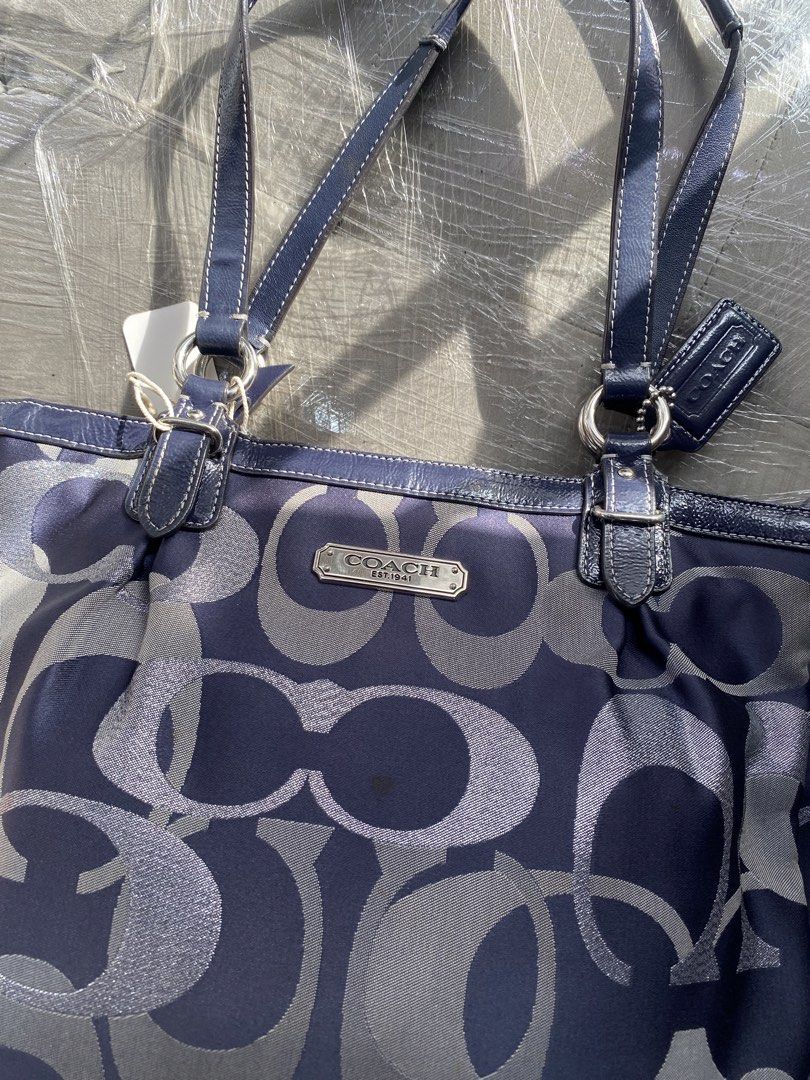 Coach Optic Lurex Gallery Tote Bag (Category: Tote Bags) located in Davao. Submitted by workmensph (Listing ID 1470487479, Image 2). Description: .