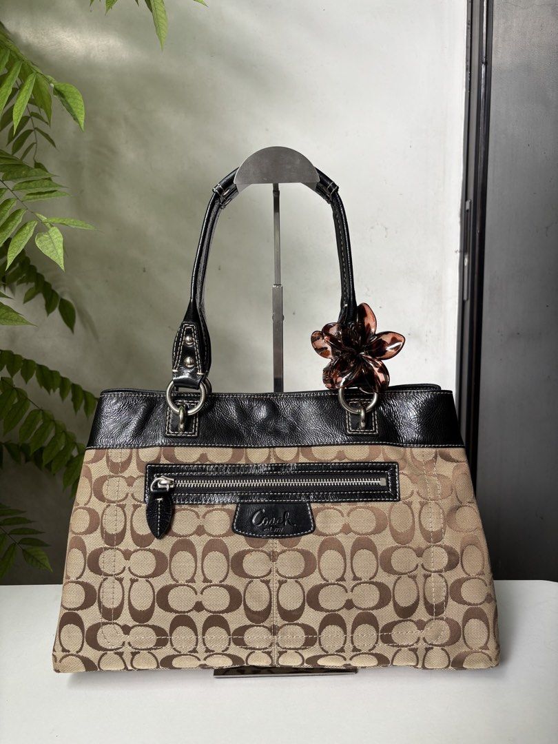 Coach Penelope Tote Bag (Category: Tote Bags) located in Caloocan City. Submitted by kayeannvo1024 (Listing ID 1470365945, Image 1). Description: Small Stain (unnoticeable).