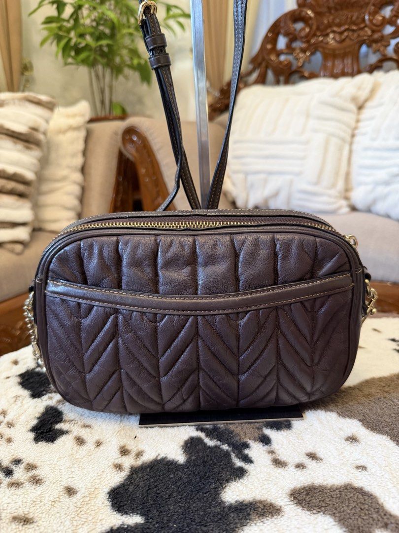 Coach Quilted Chevron Camera Bag Multi Pink Brown (Category: Cross-body Bags) located in Santiago. Submitted by yrellagnoihsaf (Listing ID 1470349731, Image 3). Description: Orig Coach sling bag genuine leather walang ganong ganap sa buhay normal signs of wear onlee konting dirt fading sa hardware ung creed lang may kurot normal sa coach na preloved kasya long wallet at promax onting anik 💋💋💋.