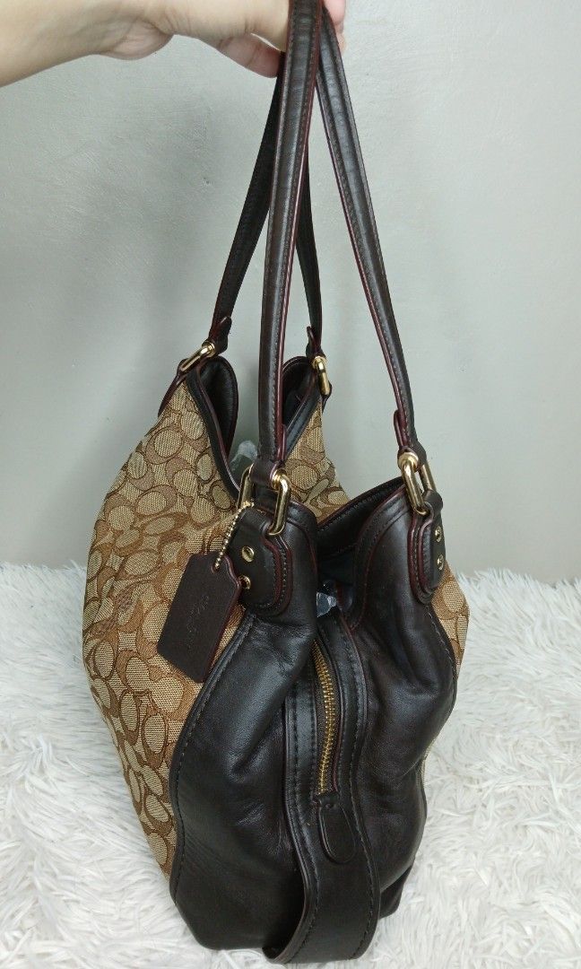 Coach shoulder bag (Category: Shoulder Bags) located in Bulacan. Submitted by caikymaria (Listing ID 1470412088, Image 3). Description: preloved fr japan not ukay.