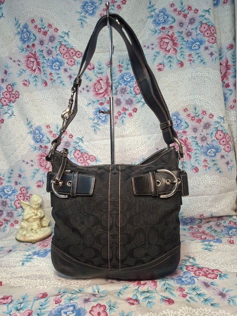 COACH SIGNATURE CANVAS SHOULDER BAG (Category: Shoulder Bags) located in General Mariano Alvarez. Submitted by adonid (Listing ID 1470448252, Image 1). Description: good condition original coach canvas shoulder bag no issue normal sign of usage only.