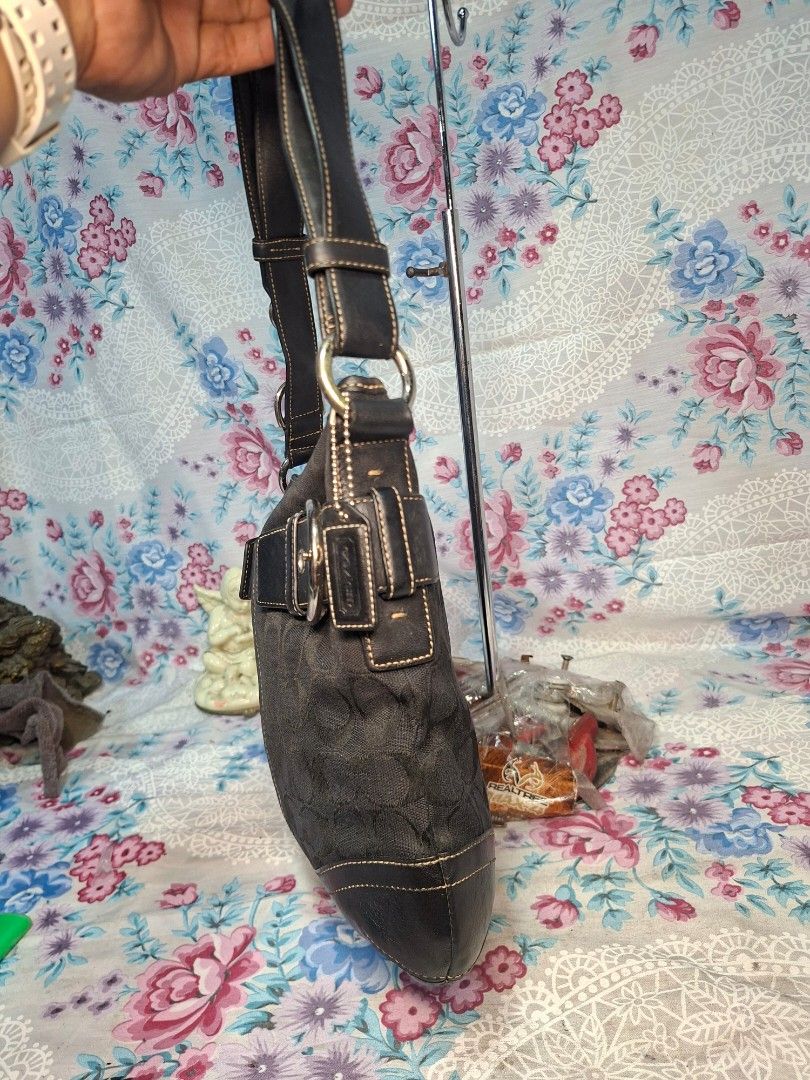 COACH SIGNATURE CANVAS SHOULDER BAG (Category: Shoulder Bags) located in General Mariano Alvarez. Submitted by adonid (Listing ID 1470448252, Image 3). Description: good condition original coach canvas shoulder bag no issue normal sign of usage only.