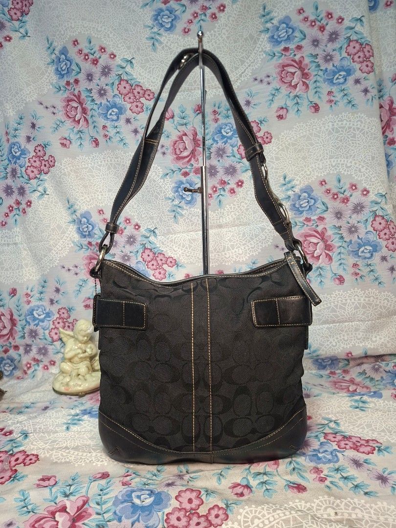 COACH SIGNATURE CANVAS SHOULDER BAG (Category: Shoulder Bags) located in General Mariano Alvarez. Submitted by adonid (Listing ID 1470448252, Image 2). Description: good condition original coach canvas shoulder bag no issue normal sign of usage only.