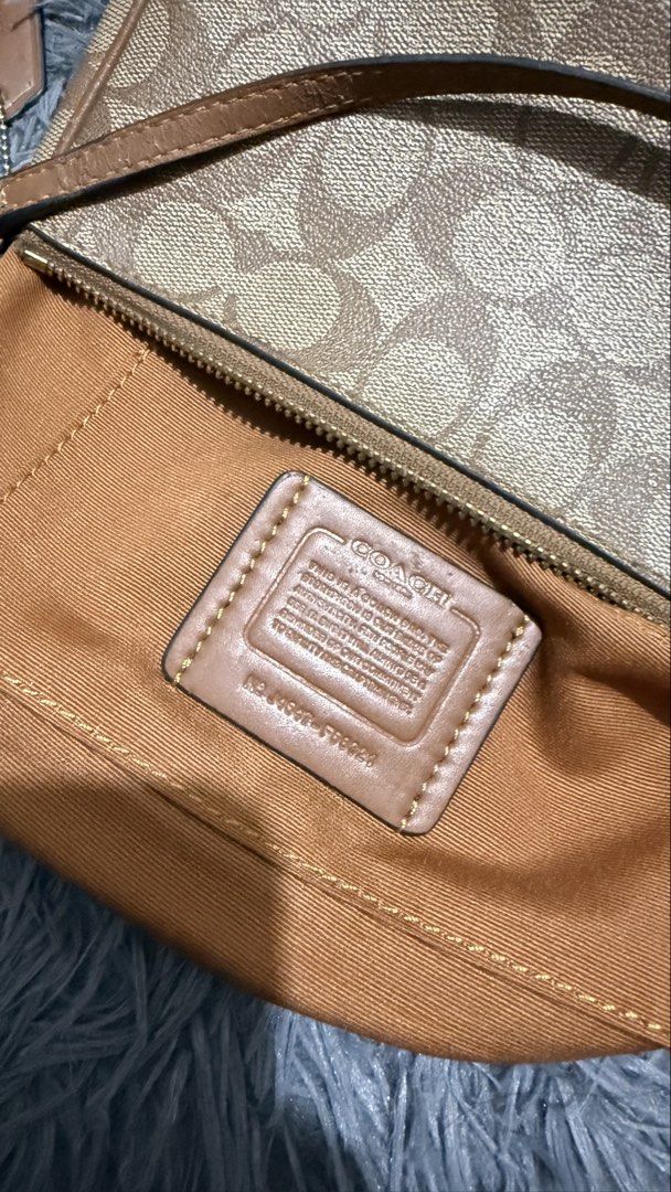 Coach Signature shoulder bag with strap (Category: Luxury Bags & Wallets) located in San Pedro. Submitted by _eyamarieii (Listing ID 1470379276, Image 3). Description: Issue: Repaint rubber kining and need linis.