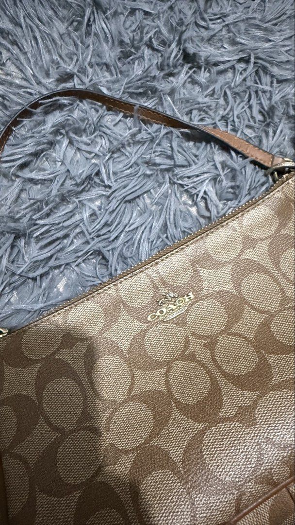 Coach Signature shoulder bag with strap (Category: Luxury Bags & Wallets) located in San Pedro. Submitted by _eyamarieii (Listing ID 1470379276, Image 2). Description: Issue: Repaint rubber kining and need linis.