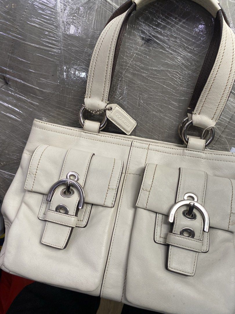 Coach Soho Double Pocket Leather White (Category: Shoulder Bags) located in Davao. Submitted by workmensph (Listing ID 1470487125, Image 2). Description: .