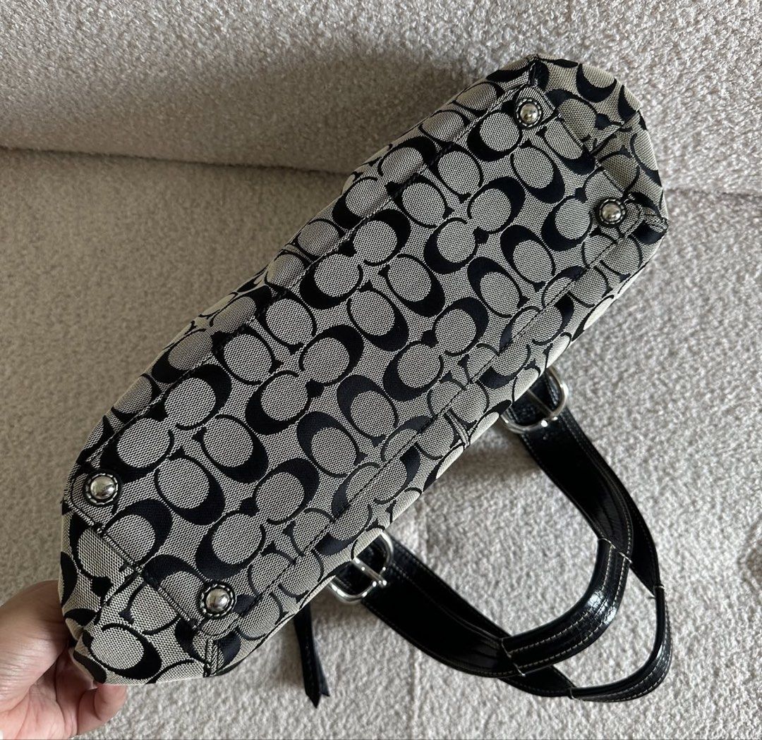 Coach Soho Pleated Tote Bag (Category: Shoulder Bags) located in Manila. Submitted by xiaolongbaeee (Listing ID 1470460706, Image 3). Description: RANK A - guaranteed authentic - no visible flaws - minimal signs of use - no stains - ykk zipper - bought from vintagepurse.finds on ig for 6.5k Price is still nego for sure buyer RFS: doesn’t even use it/need funds .