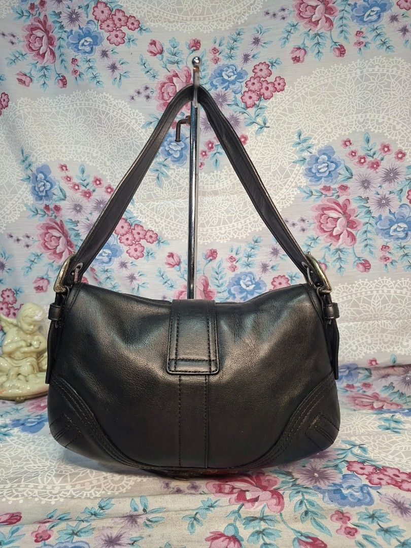 COACH SOHO SMALL LEATHER BAG (Category: Shoulder Bags) located in General Mariano Alvarez. Submitted by adonid (Listing ID 1470443064, Image 3). Description: GOOD CONDITION ORIGINAL COACH SOHO LEATHER MINIMAL SIGN OF USAGE ONLY LINIS LANG KONTI.