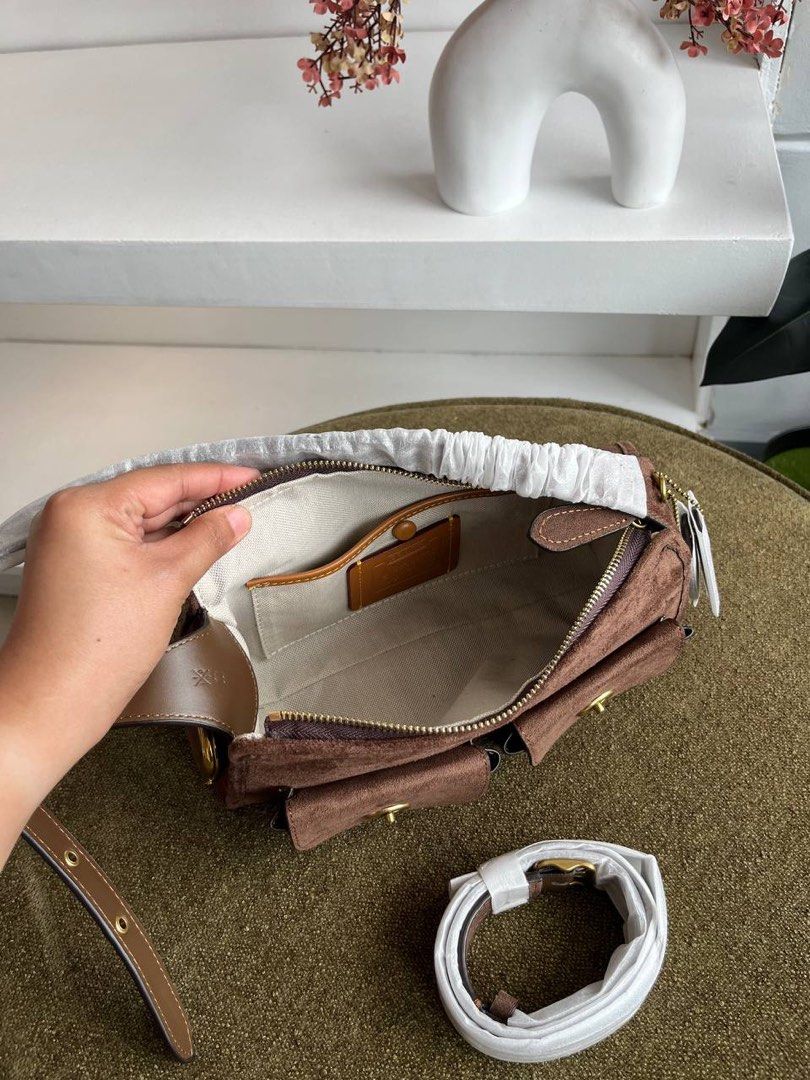 Coach Turnlock Haversack (Category: Shoulder Bags) located in Binan City. Submitted by pinkykeenshop (Listing ID 1470404627, Image 3). Description: .
