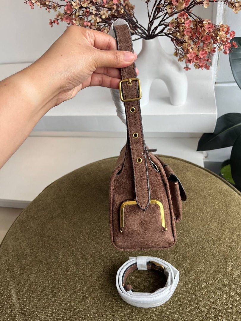 Coach Turnlock Haversack (Category: Shoulder Bags) located in Binan City. Submitted by pinkykeenshop (Listing ID 1470404627, Image 2). Description: .