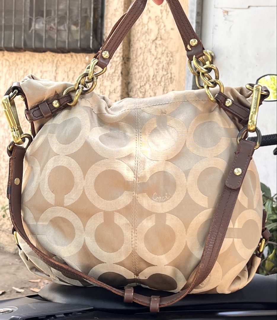 Coach tway bag (Category: Cross-body Bags) located in Cagayan de Oro. Submitted by allaboutukayukaybagscdo (Listing ID 1470359454, Image 1). Description: .