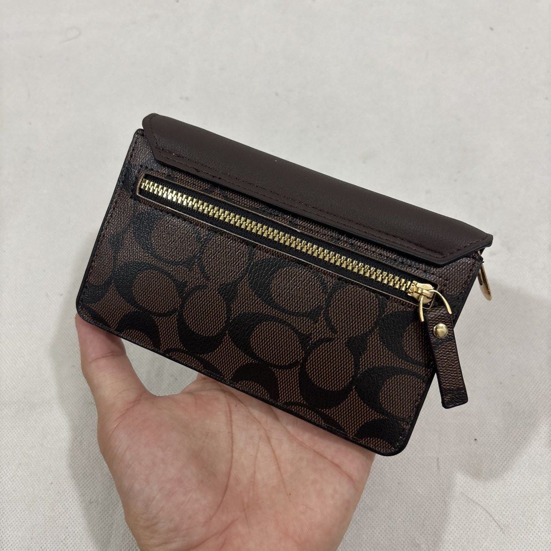 Coach Wrislet Wallet Pouch (Category: Wallets & Card holders) located in Cavite. Submitted by itsayaaa (Listing ID 1470539721, Image 3). Description: No Issue Excellent Condition .