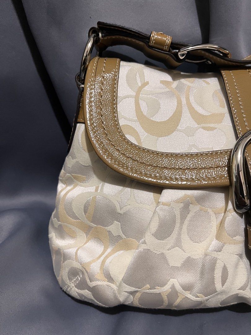 Coahc soho white canvas med size (Category: Luxury Bags & Wallets) located in Davao. Submitted by harryybane90592 (Listing ID 1470530153, Image 2). Description: .