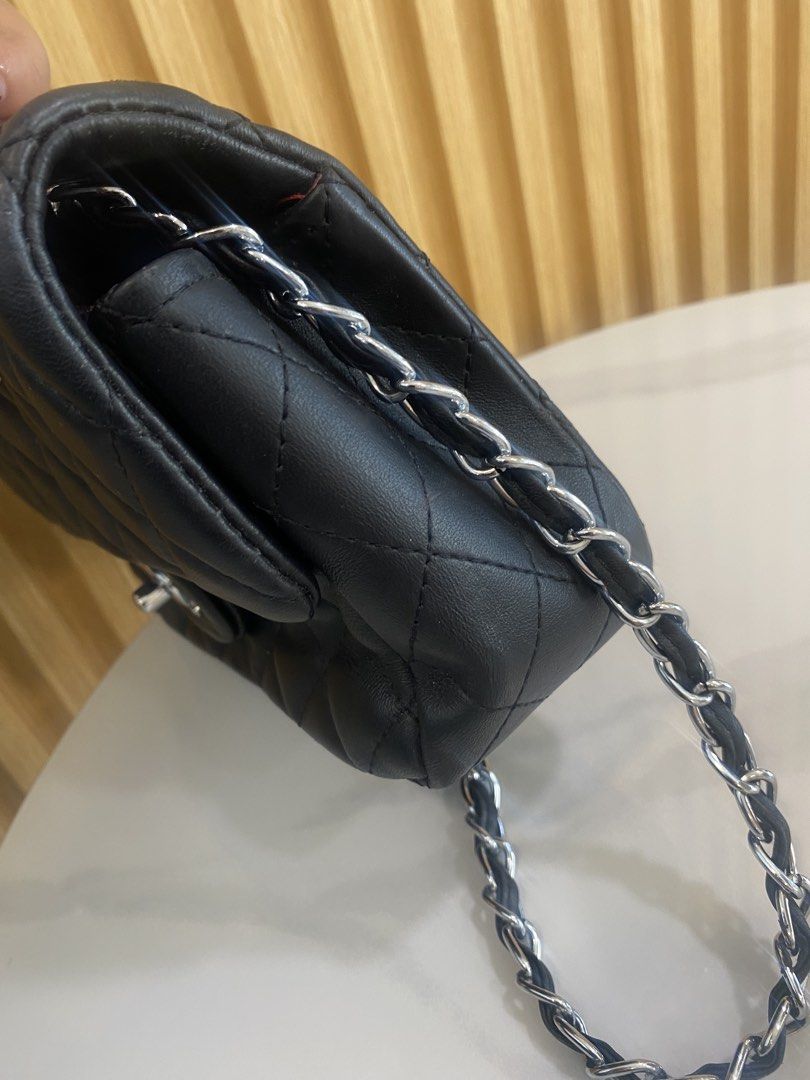 Coded (Category: Cross-body Bags) located in Davao. Submitted by goldenstone_0be9b3 (Listing ID 1470434306, Image 3). Description: ang gandaaa sweaaar! super black ang kintab ng silveeer.