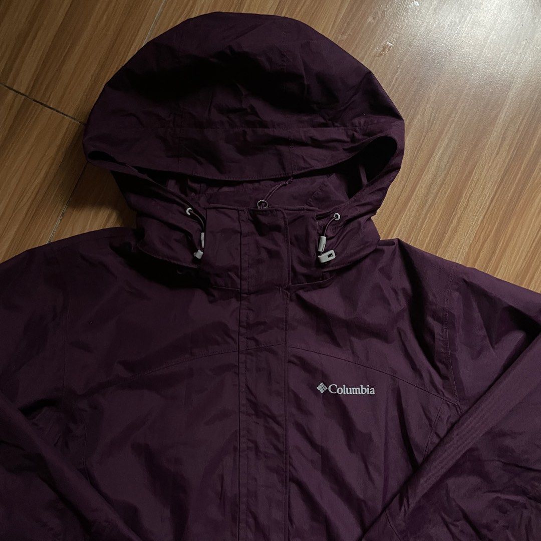 Columbia Omni-Tech Waterproof Hooded Jacket (Category: Coats, Jackets and Outerwear) located in General Mariano Alvarez. Submitted by 4117_thriftnthrive (Listing ID 1470352341, Image 3). Description: In excellent condition No flaws Size: L fits Medium Measurements Width: 21.5” Length: 27.5”.