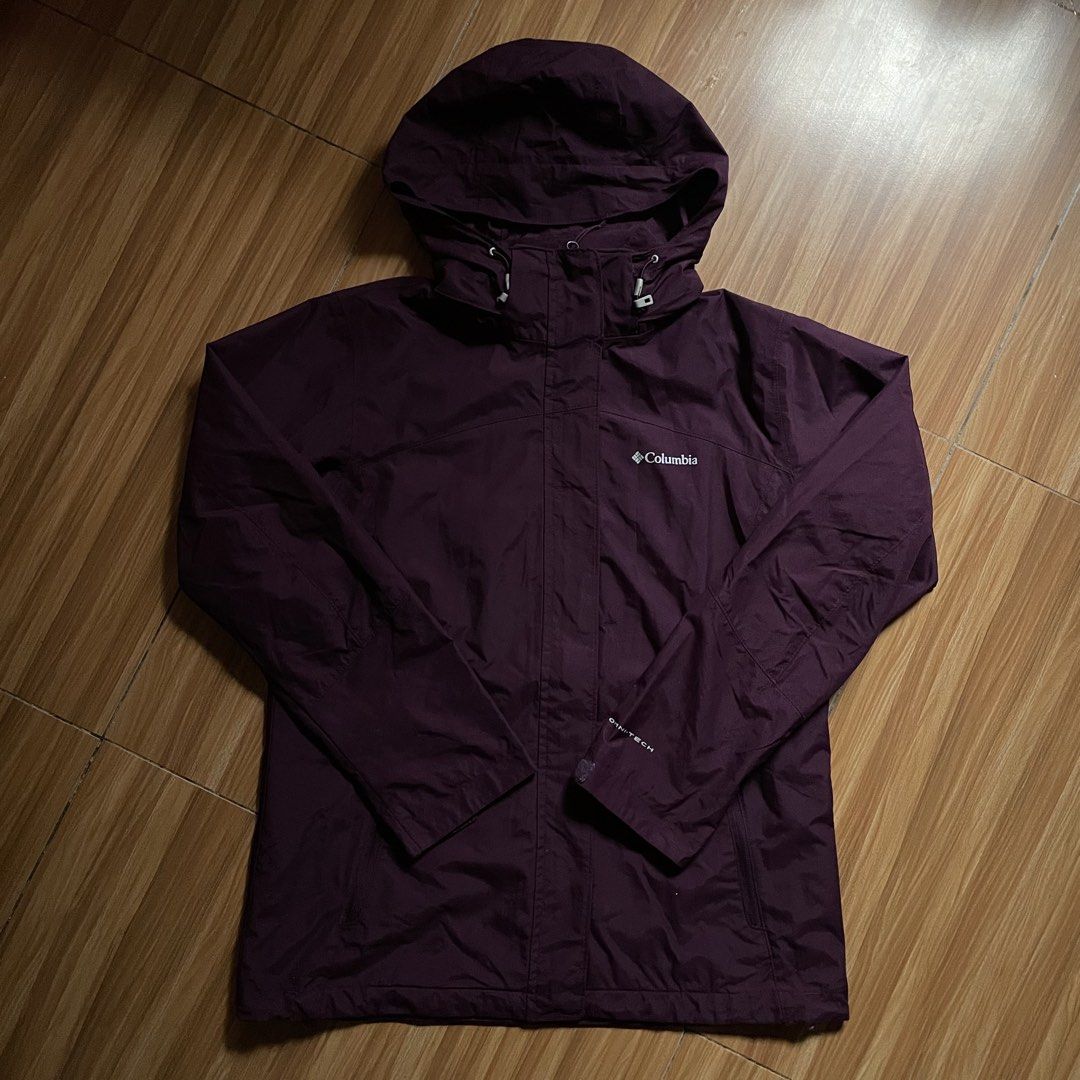 Columbia Omni-Tech Waterproof Hooded Jacket (Category: Coats, Jackets and Outerwear) located in General Mariano Alvarez. Submitted by 4117_thriftnthrive (Listing ID 1470352341, Image 1). Description: In excellent condition No flaws Size: L fits Medium Measurements Width: 21.5” Length: 27.5”.