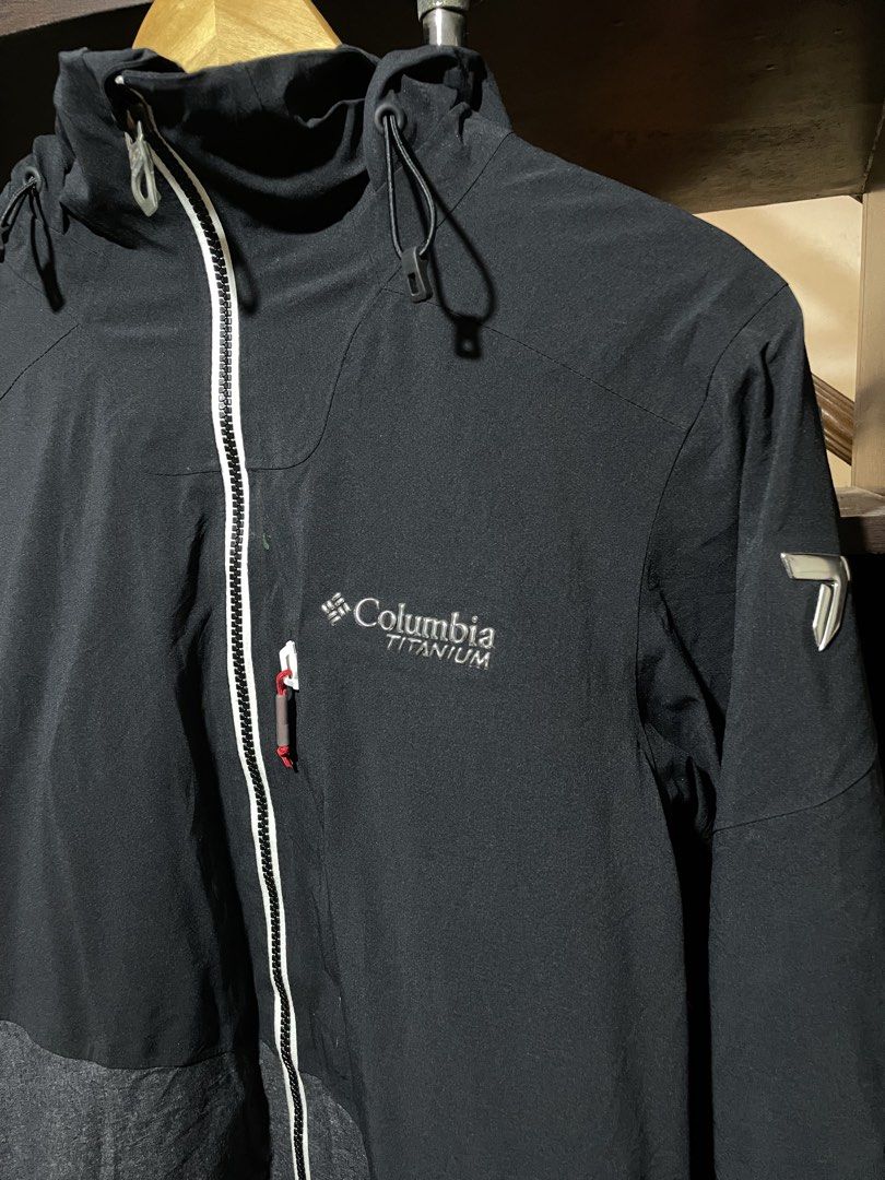 COLUMBIA TITANIUM OMNI-TECH (Category: Coats, Jackets and Outerwear) located in Manila. Submitted by lianneaori10034 (Listing ID 1470388713, Image 2). Description: .