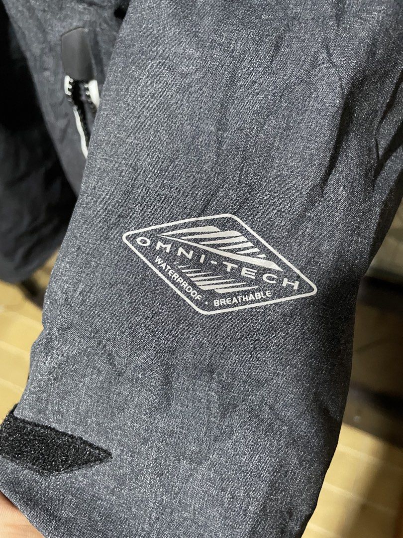 COLUMBIA TITANIUM OMNI-TECH (Category: Coats, Jackets and Outerwear) located in Manila. Submitted by lianneaori10034 (Listing ID 1470388713, Image 3). Description: .