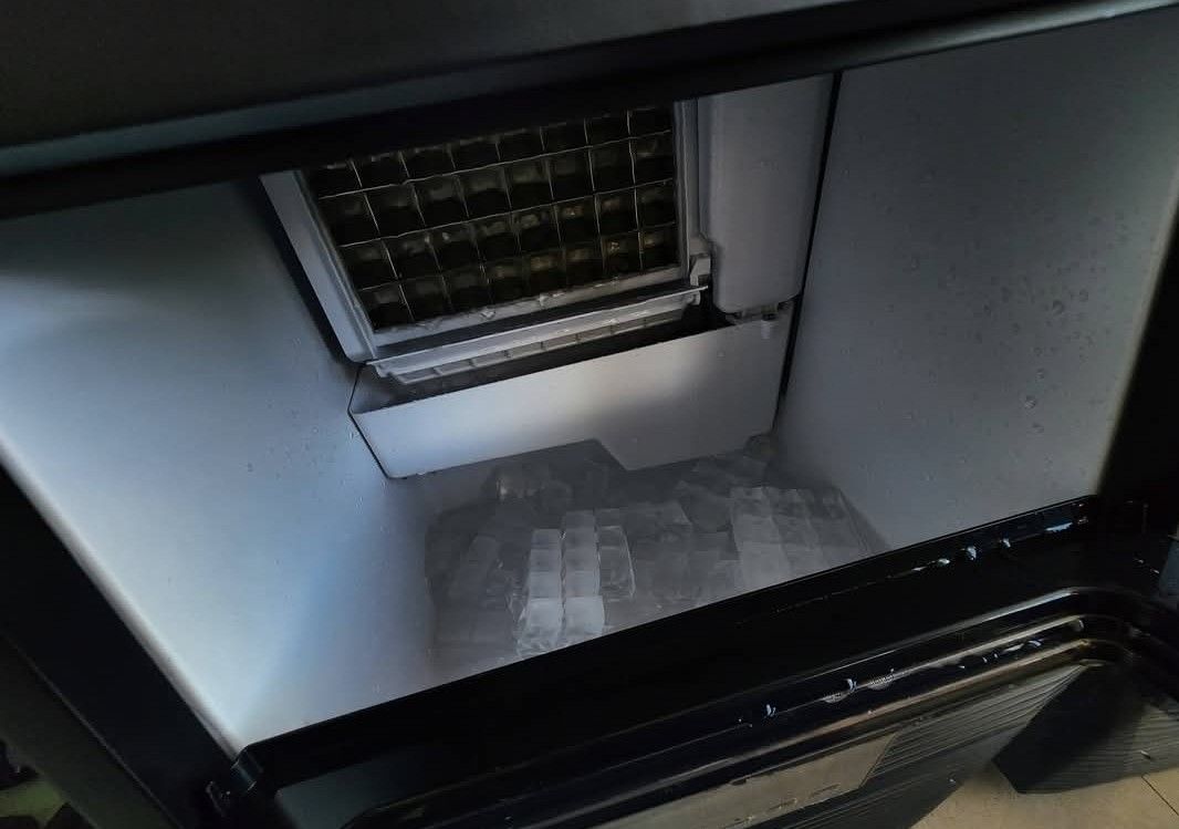COMMERCIAL ICE CUBE MAKER (Category: Refrigerators and Freezers) located in Bulacan. Submitted by iamvanillapeach (Listing ID 1470376178, Image 2). Description: For sale: Commercial Ice Cube Maker | ₱8,800 ONLY Condition: Almost New (No box); With Mild Scratcher on Exterior Case ✅️ With service warranty ✅️ Free Demo ✅️ Nationwide Delivery 📍Pulilan,Bulacan.