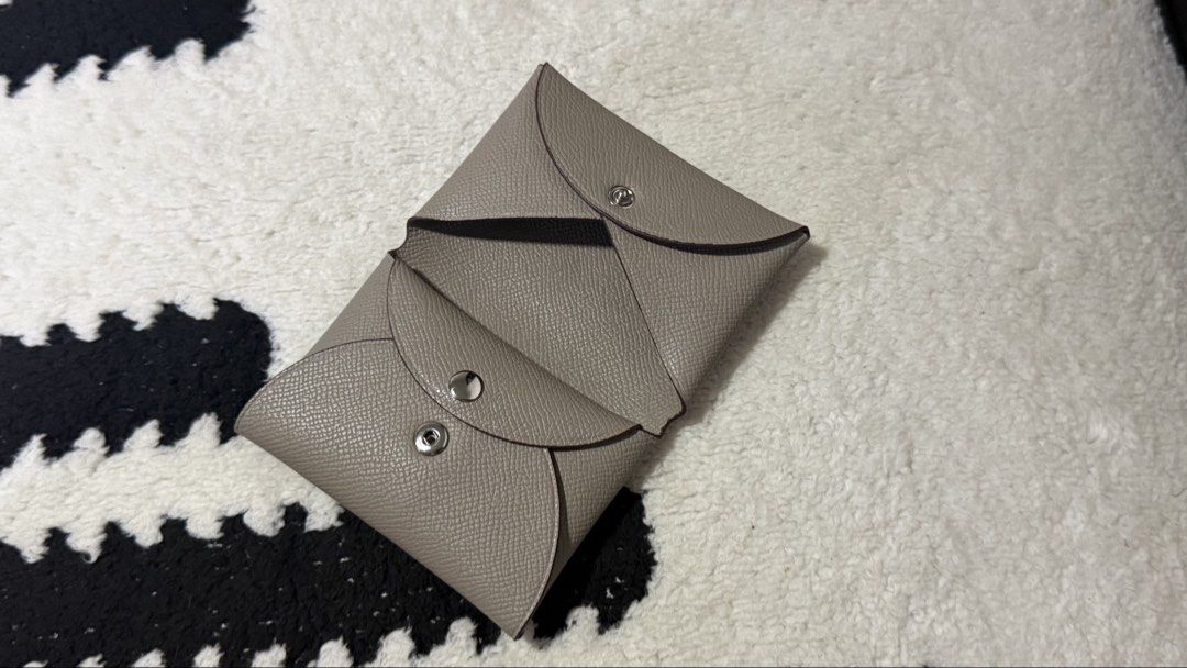 Compact Card Holder in Taupe (Category: Wallets & Card holders) located in Cordova. Submitted by thedecluterrer (Listing ID 1470417114, Image 1). Description: .