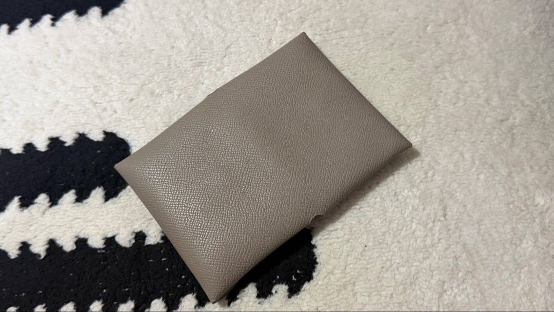 Compact Card Holder in Taupe (Category: Wallets & Card holders) located in Cordova. Submitted by thedecluterrer (Listing ID 1470417114, Image 2). Description: .