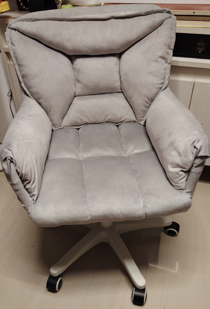 Computer Chair (Category: Desktops) located in Pasig City. Submitted by jaz.mhin (Listing ID 1469863469, Image 2). Description: .