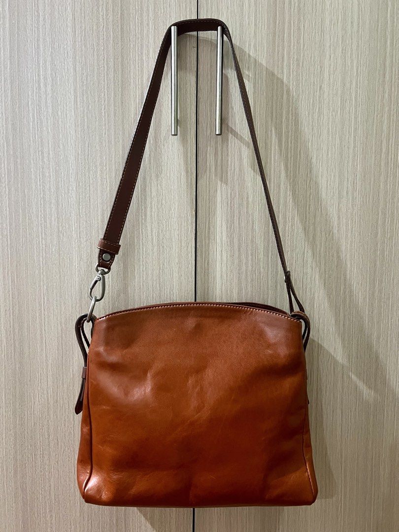 Italian Leather Bag - Conte Di Cavour (Category: Shoulder Bags) located in Makati City. Submitted by tinkrbelle (Listing ID 1470487938, Image 3). Description: - Brand: Conte Di Cavour - Bought in Florence, Italy - Material: Genuine Italian vegetable tanned leather - Design: Structured rectangular body with softly curved top zip closure - Logo: Embossed brand logo patch front and center - Strap: Adjustable leather strap with secure metal hardware 