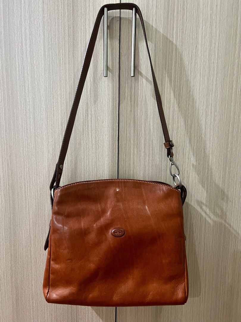 Italian Leather Bag - Conte Di Cavour (Category: Shoulder Bags) located in Makati City. Submitted by tinkrbelle (Listing ID 1470487938, Image 1). Description: - Brand: Conte Di Cavour - Bought in Florence, Italy - Material: Genuine Italian vegetable tanned leather - Design: Structured rectangular body with softly curved top zip closure - Logo: Embossed brand logo patch front and center - Strap: Adjustable leather strap with secure metal hardware 