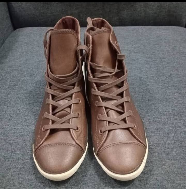 CONVERSE Mustang Boots (Category: Boots) located in Calapan. Submitted by jyka12345 (Listing ID 1470360810, Image 2). Description: .